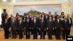 Presidenti kinez Xi Jinping (qendër) pozon me të ftuarit e Bankës së Investimeve për Infrastrukturë (AIIB), në Sallën e Madhe të Popullit në Pekin.