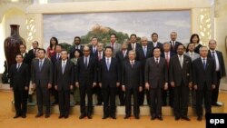 Встреча гостей Азиатского банка инфраструктурных инвестиций (AIIB) с президентом Китая Си Цзиньпином, 24 октября 2014 года.