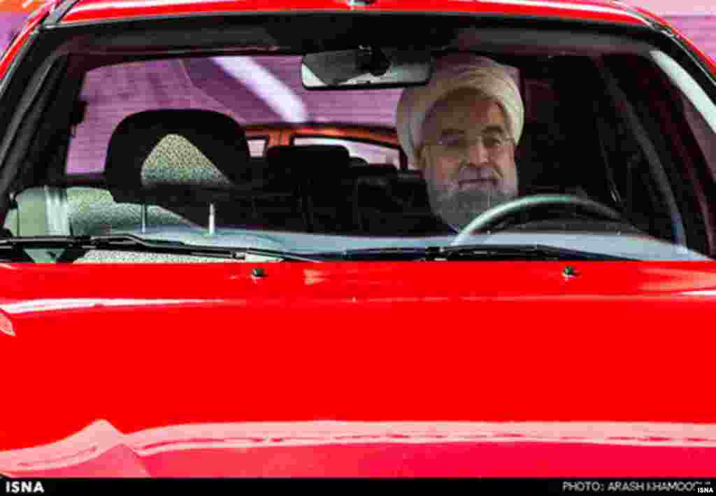 حسن روحانی،رئیس جمهور ایران، در خودروی جدید سایپا در نمایشگاه بین المللی حودرو تهران