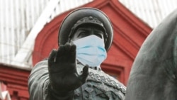 Памятник маршалу Георгию Жукову в маске, коллаж