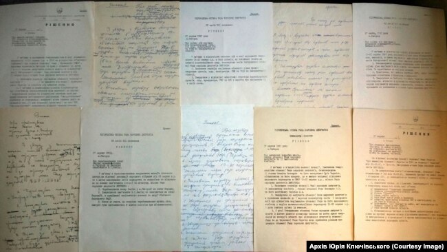Колаж чернеток та проєктів рішень, які було ухвалено 27 серпня 1991 року