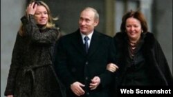 Слева – предположительно старшая дочь Путина Мария (вместе с родителями).