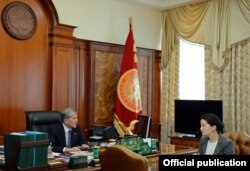 Алмазбек Атамбаев жана Индира Жолдубаева, 5-апрель, 2017-жыл