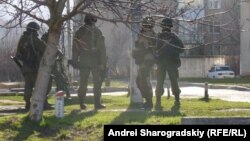  «Зеленые человечки» у входа в одну из украинских воинских частей в Симферополе, в марте 2014 года