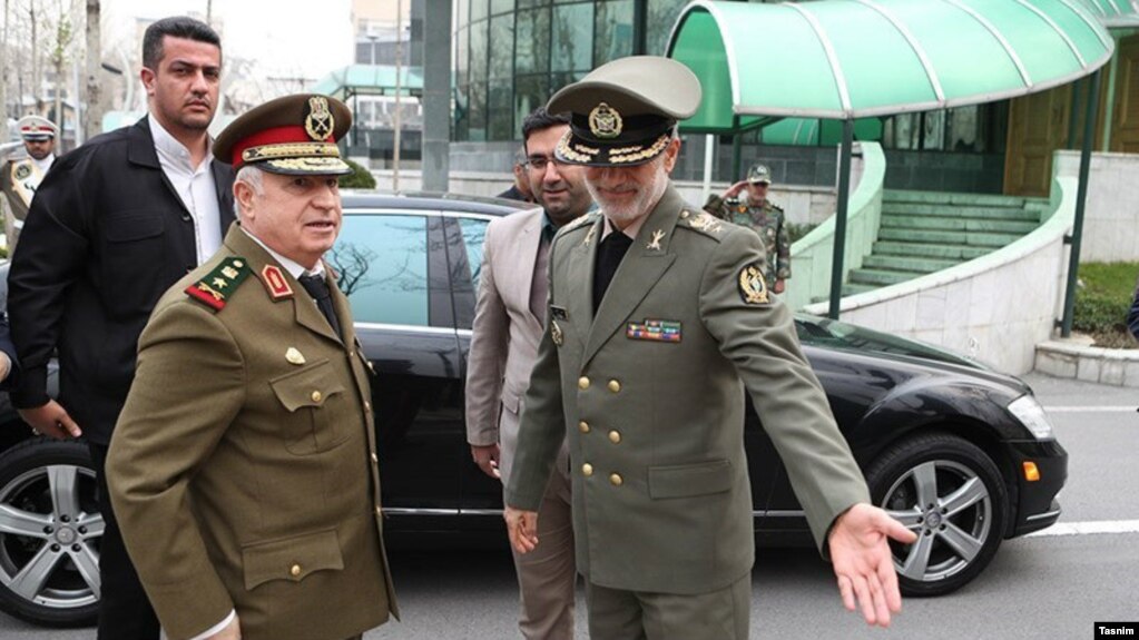 علی عبدالله ایوب، وزیر دفاع سوریه (سمت چپ) در سفر اخیرش به تهران