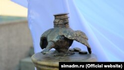 Скульптура «Чижик-Пыжик» в Симферополе, 1 июня 2019 года