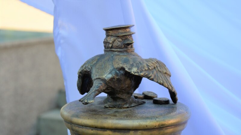 В Симферополе возле «Йошкиного кота» открыли скульптуру «Чижик-Пыжик»