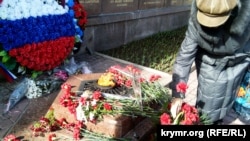 Покладання квітів на мітингу пам'яті Сталіна в Севастополі
