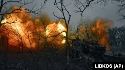 Украинские военные ведут огонь по российским позициям возле Бахмута Донецкой области, 20 ноября 2022 года
