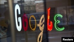 Google компаниясының Нью-Йорктағы штаб-пәтеріндегі белгі. АҚШ, 8 қаңтар, 2013 жыл