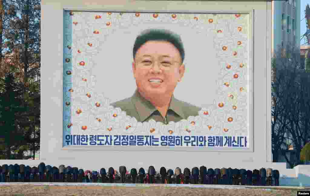 People bow in front of a portrait of North Korea&#39;s late leader Kim Jong Il in Pyongyang on December 17, the first anniversary of Kim&#39;s death. (Reuters/Kyodo)