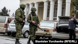 «Зелені чоловічки» біля будівлі аеропорту Сімферополя, 2014 рік