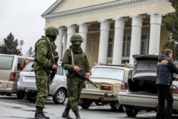Вооруженные российские солдаты у здания аэропорта Симферополя, февраль 2014 года