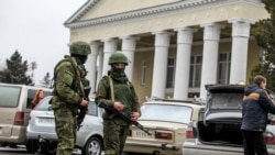 Вооруженные российские солдаты патрулируют у здания захваченного аэропорта «Симферополь», 28 февраля 2014 года