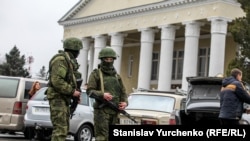 Российские военные без опознавательных знаков («зеленые человечки») в Крыму, 28 февраля 2014 года