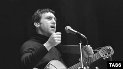 Владимир Высоцкий во время концерта в Ярославле после возвращения из США. Февраль 1979 года