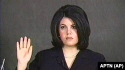 Моника Левински дает показания под присягой. Видеокадр от 1 февраля 1999 года.