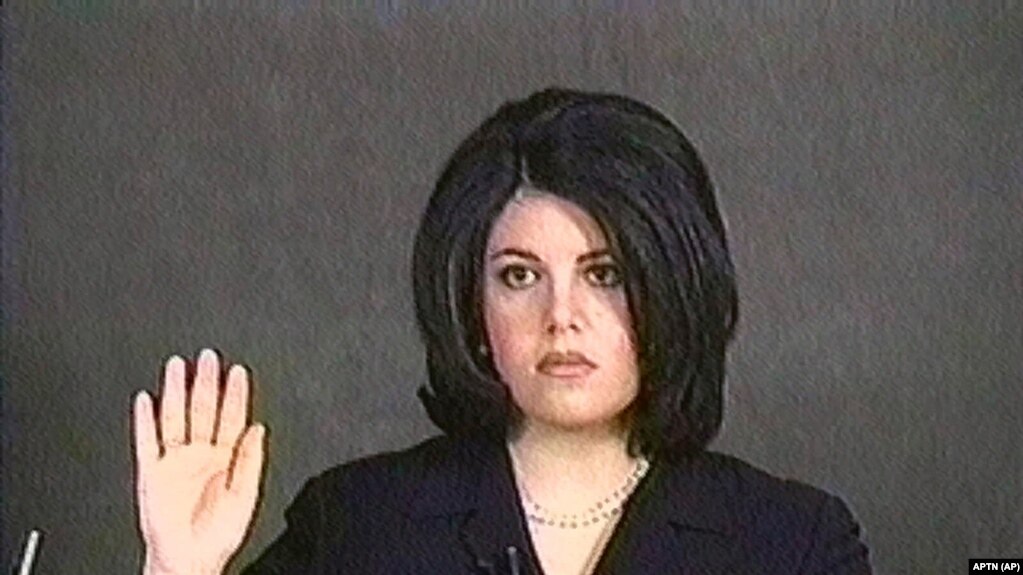 Моника Левински дает показания под присягой. Видеокадр от 1 февраля 1999 года
