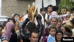 Ethnic Uzbeks fleeing from ethnic clashes in the Kyrgyz city of Osh in June last year.