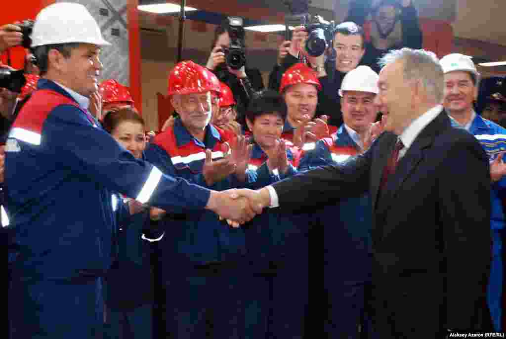 Президент Казахстана Нурсултан Назарбаев (справа) на церемонии открытия двух новых станций метро. Алматы, 18 апреля 2015 года.