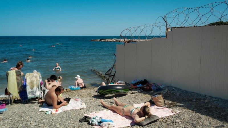 Море за колючей проволокой: пляжи Севастополя под контролем Минобороны России
