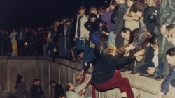 10 ноября 1989 года. Жители восточной и западной части города соединились наверху Берлинской стены.