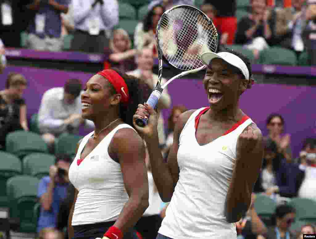Amerikalı bacılar Serena Williams və Venus Williams (sağdakı) tennisdə qələbəsini qeyd edir