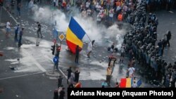 Piața Victoriei/10 august 2018, Mitingul Diasporei, dispersat de forțele de ordine. Protestatarii demonstrau pașnic contra modificărilor din 2017 la legile justiției, inițiate de guv. Dragnea/ Dăncilă. Românii din străinătate își exprimaseră solidaritatea de-a lungul a doi ani. 