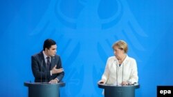 Ґурбанґули Бердімухамедов (л) і Анґела Меркель (п) під час прес-конференції, Берлін, 29 серпня 2016 року