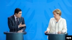 Türkmenistanyň prezidenti G.Berdimuhamedow (ç) we Germaniýanyň kansleri Angela Merkel (s), Berlin, 29-njy awgust, 2016