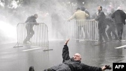 Грузинские власти утверждают, что арестам подвергаются только те, кто нападал на полицейских