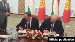 Вице-премьер Таджикистана Азим Иброхим (слева) и его кыргызский коллега Жениш Разаков подписали Протокол заседания межправкомиссии
