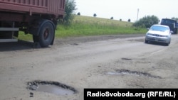 Дороги в містах і селах України – просто жахливі. На ремонт не вистачає грошей...