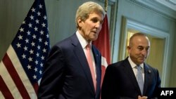 John Kerry və Mevlut Cavusoglu 