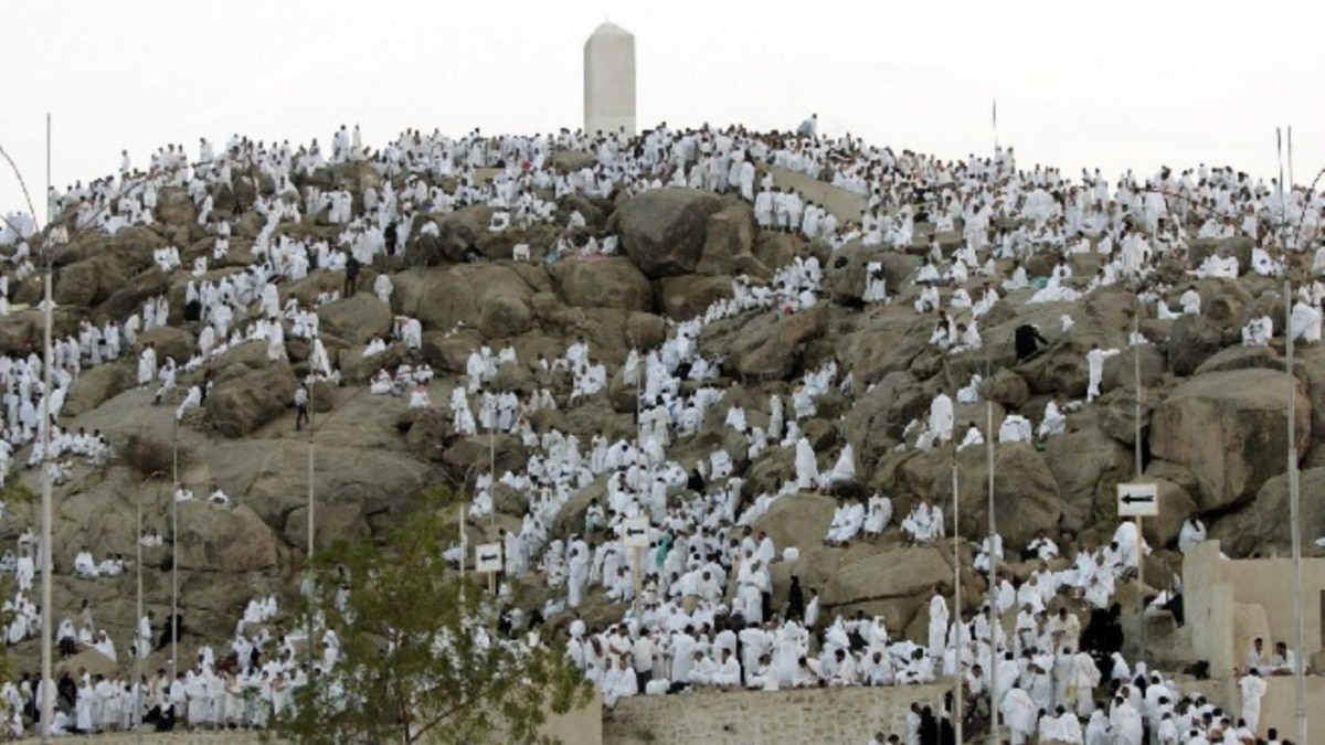 Saudi Arabia Pilgrims Gathering On Mount Arafat For Hajj's Central Rite
