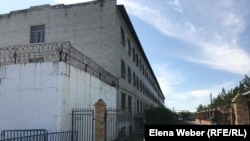 Здание следственного изолятора в Караганде, где будут проходить слушания по делу о массовой драке в ресторане «Древний Рим». 4 сентября 2019 года. 