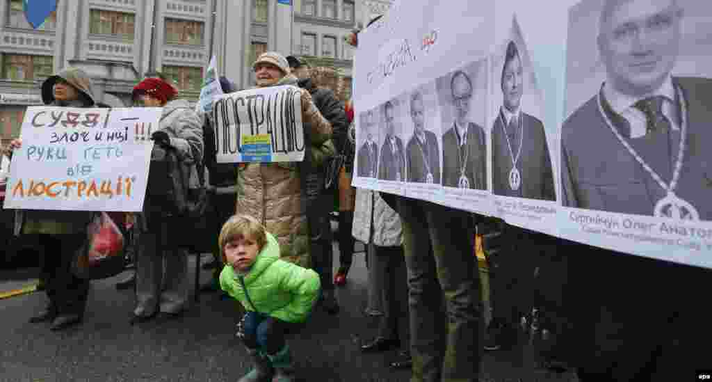 Під Конституційним судом України активісти громадського люстраційного комітету провели акцію протесту проти розгляду судом пакету законів про люстрацію. Київ, 22 жовтня 2015 року