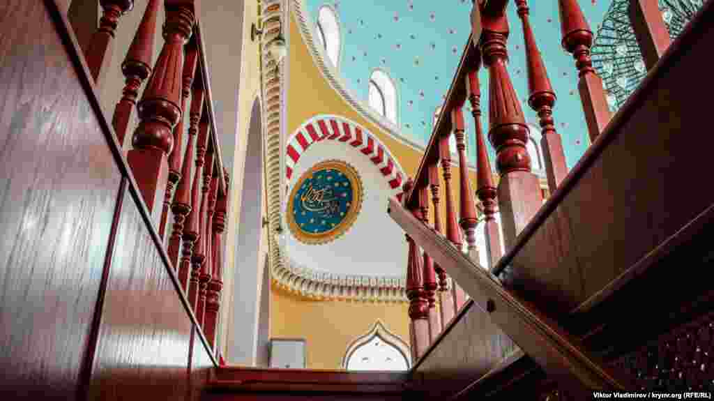 Лестница, ведущая на верхний ярус мечети