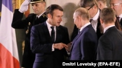 Rus prezidenti Wladimir Putin (sagda) we onuň fransiýaly kärdeşi Emmanuel Makron (arhiw suraty)