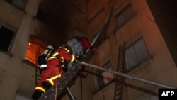 Paris- Ekipet e shpëtimit duke ndihmuar banorët e ndërtesës së përfshirë nga zjarri