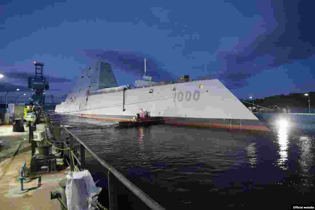 США спустили на воду надсучасний есмінець USS Zumwalt DDG 1000 цілком нового класу, здатний у майбутньому нести електромагнітні гармати і бойові лазери. Потужність есмінця становить 78 мегават (106 050 кінських сил). Фото зроблене на судобудівному заводі у м. Бат, штат Мен, 28 жовтня 2013 року (U.S. Navy photo courtesy of General Dynamics/Released)