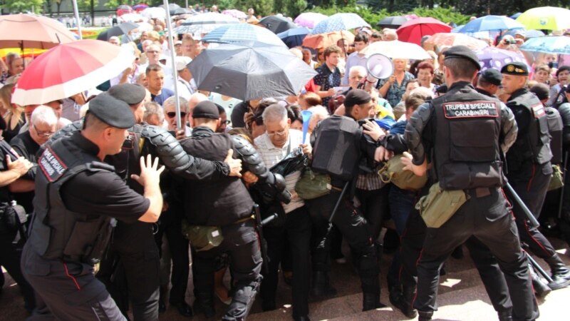 Молдовада жүздөгөн демонстрант жаңы мэр шайлоону талап кылды