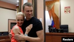 A.Nawalny (S) aýaly Ýulýa bilen, Kirowdaky sud otagynda.19-njy iýul, 2013 ý.