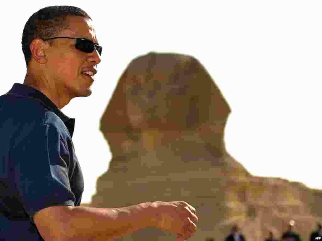 EGYPT, Giza : US President Barack Obama poses for a photo in front of the Sphinx during a tour of the Great Pyramids of Giza following his landmark speech to the Muslim World on June 4, 2009.