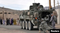 Американские военные патрулируют село в Афганистане совместно с афганскими силами безопасности.