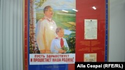 "Fie ca Patria noastră să trăiască şi să înflorească!" Posterul sovietic original, cu un citat din Iosif Stalin.