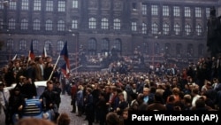 Демонстрация против иностранного вторжения в Праге. Август 1968 года