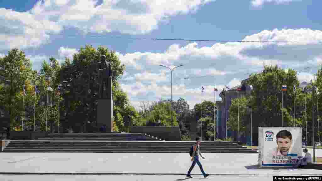 Перед памятником Ленину, Симферополь