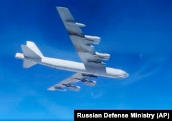Американский стратегический бомбардировщик B-52H совершает полет над Балтийским морем