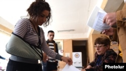 Armenia - A voter casts a ballot at a polling station in Vanadzor , 2Oct2016.